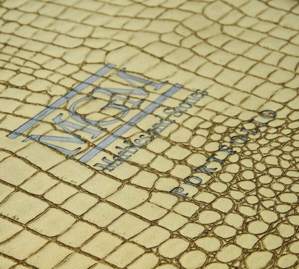 Copertina cartonata con materiale goffrato